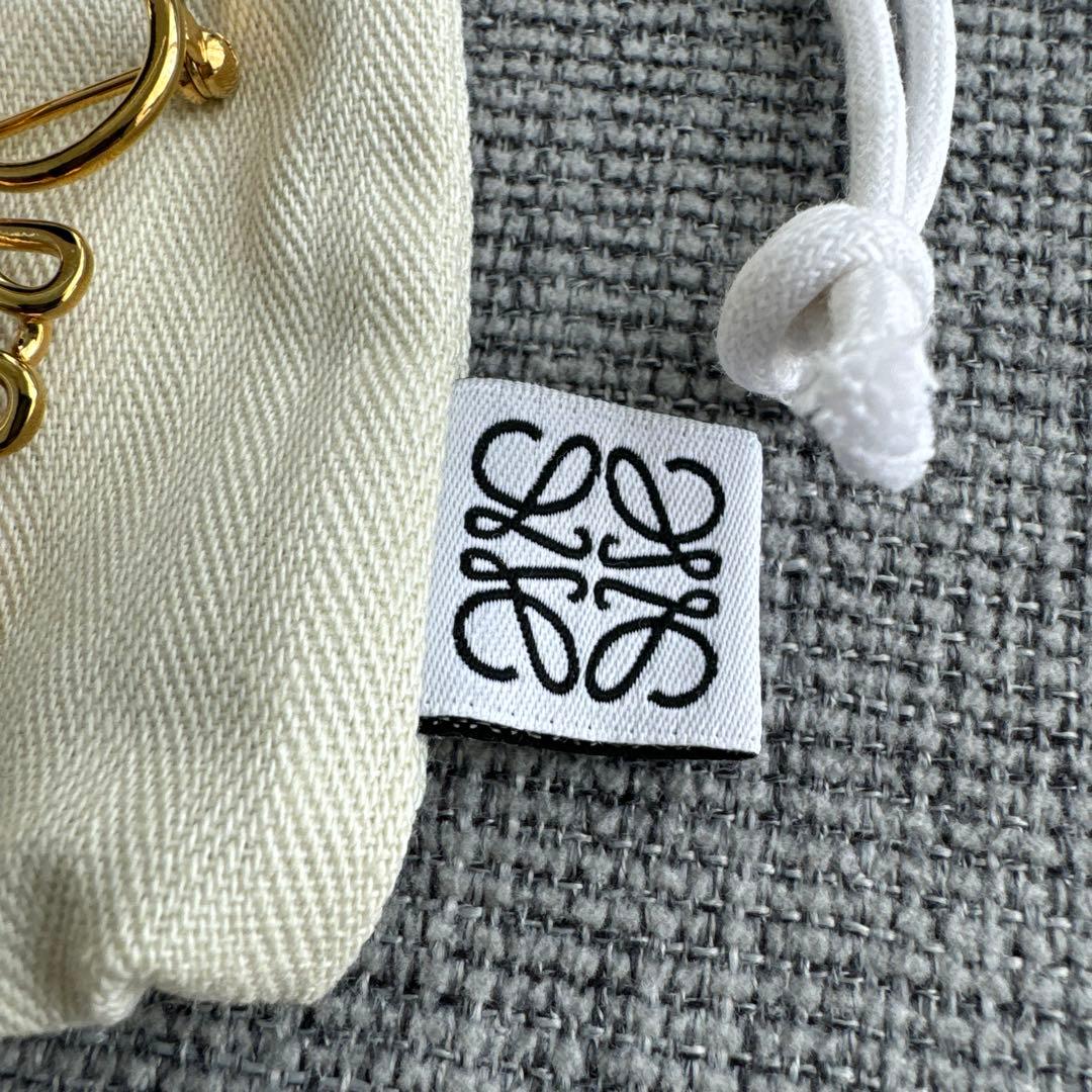 LOEWE アナグラムブローチ ゴールド　未使用