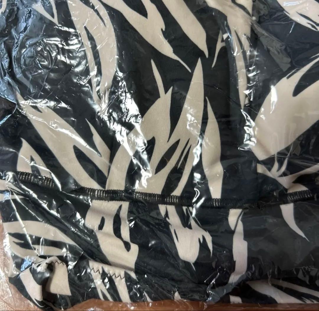 【新品未使用】LAVAヨガウェアSUKALA Vネックブラトップ ラバ　リーフ柄