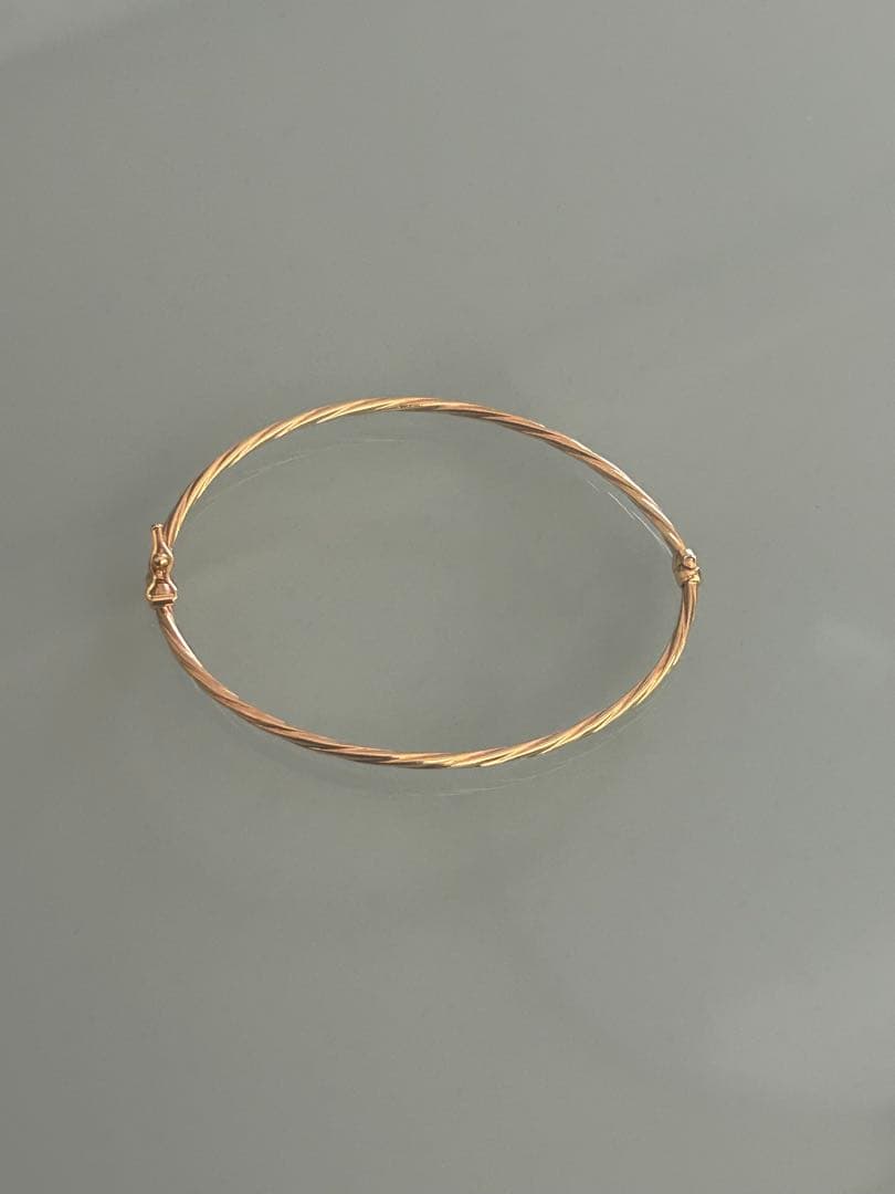 ウノアエレ／ゴールド ツイストデザイン バングル