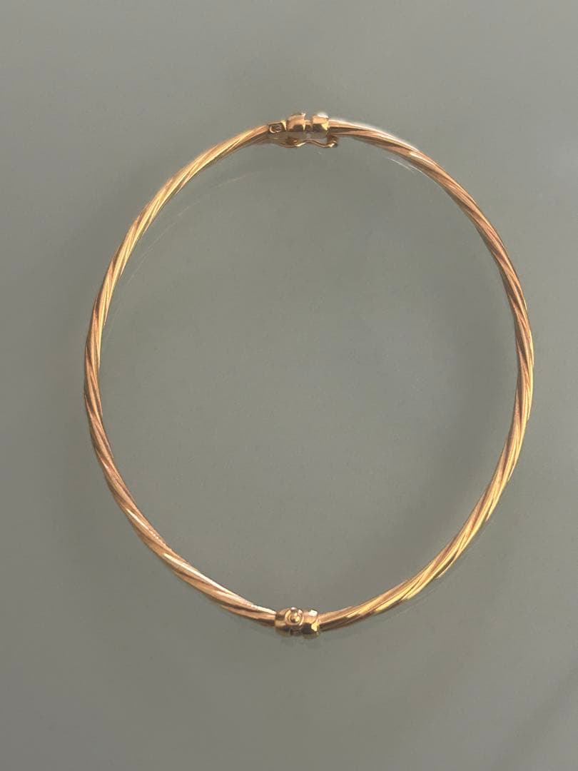 ウノアエレ／ゴールド ツイストデザイン バングル