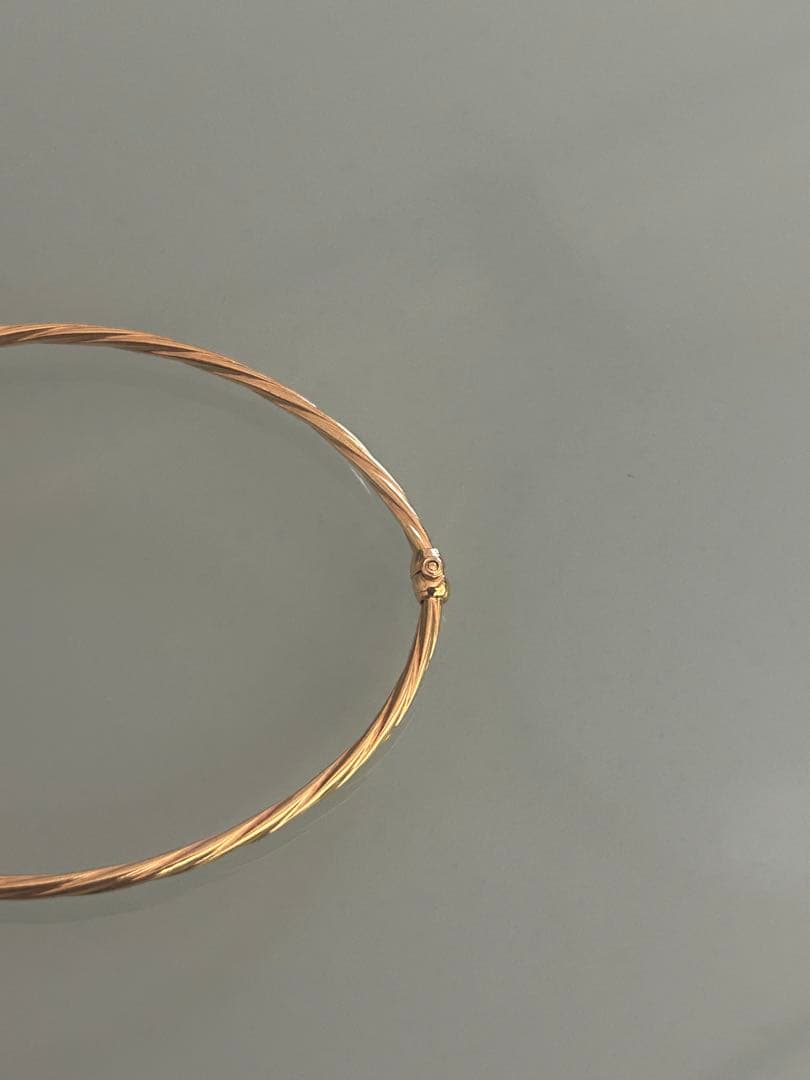 ウノアエレ／ゴールド ツイストデザイン バングル