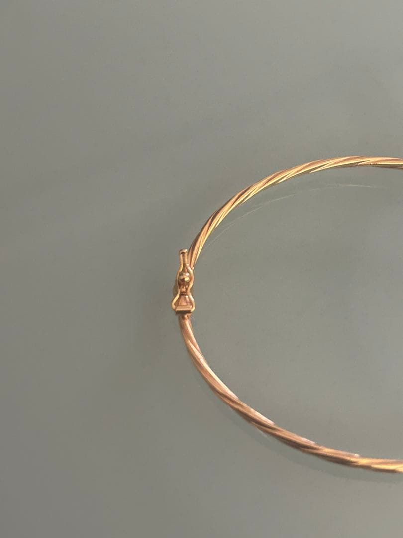 ウノアエレ／ゴールド ツイストデザイン バングル