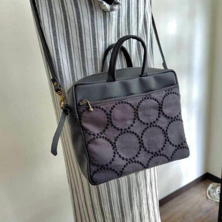 ミナペルホネン/タンバリンチャコール/スクエアーボストン/本革ブラック