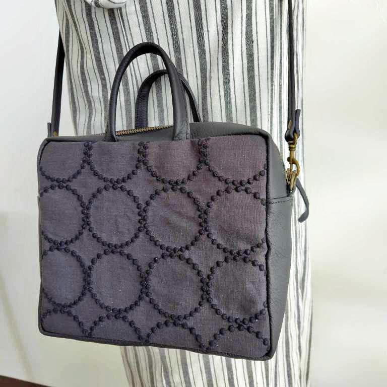 ミナペルホネン/タンバリンチャコール/スクエアーボストン/本革ブラック