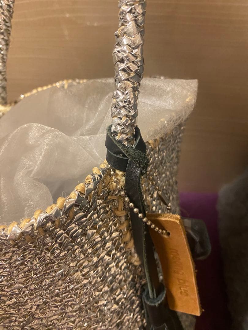 お値引き　meongblue シルバー バッグ タッセル付き