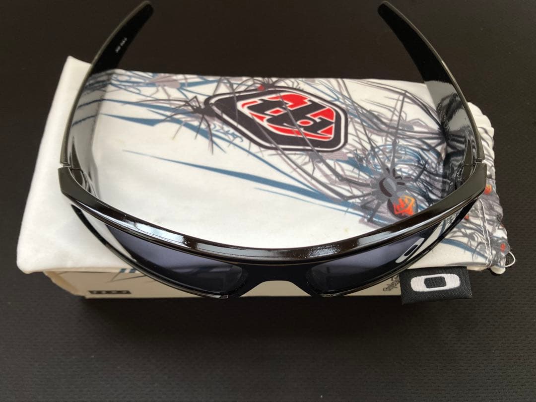 M*y様 《未使用》Oakley Troy Lee ブラックサングラス ケース付