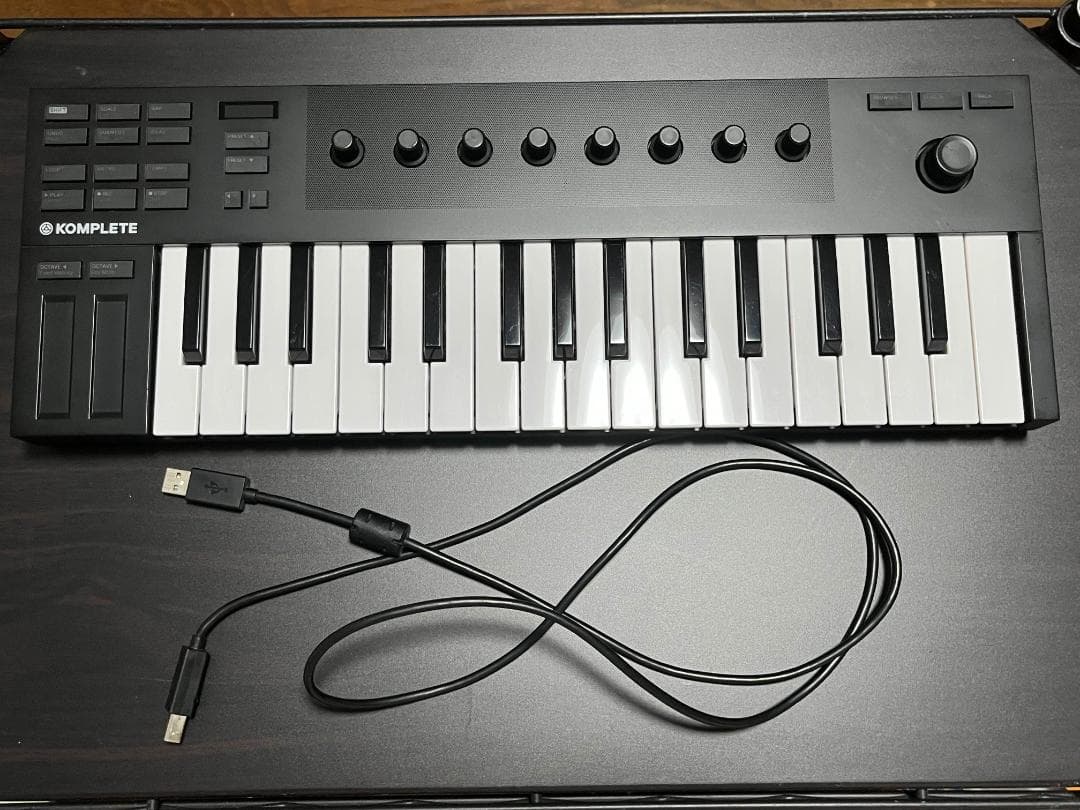 KOMPLETE KONTROL M32 MIDIキーボード (音源付き)