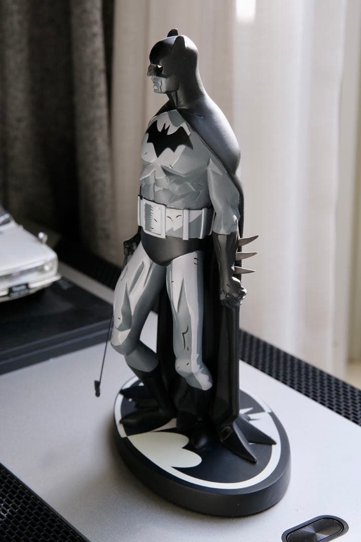 ＤＣバットマン ヘルボーイ ブラック＆ホワイト フィギュア マイク・ミニョーラ