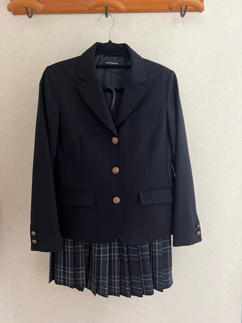 pom ponette ブレザーとチェックスカート