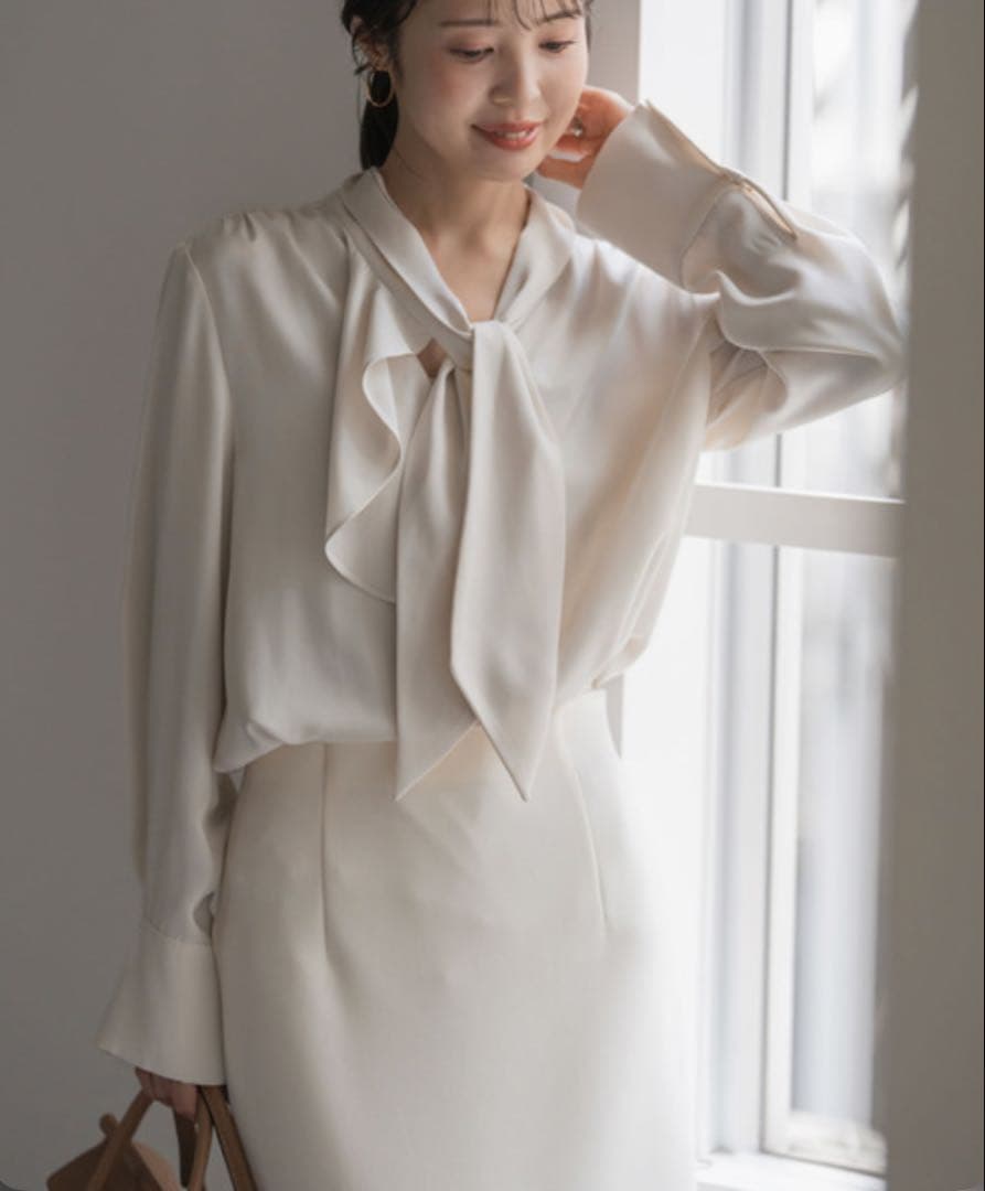 NOBLE ロイヤルサテンボウタイブラウス　アイボリー
