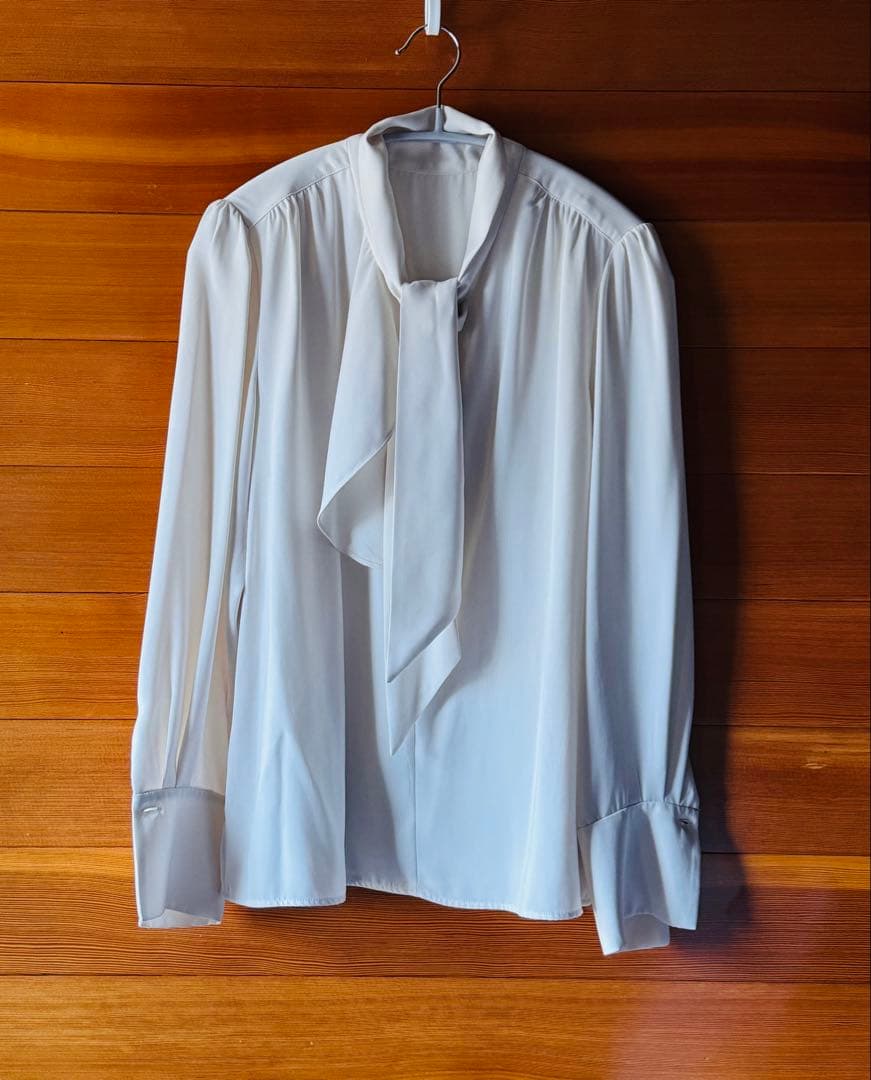 NOBLE ロイヤルサテンボウタイブラウス　アイボリー