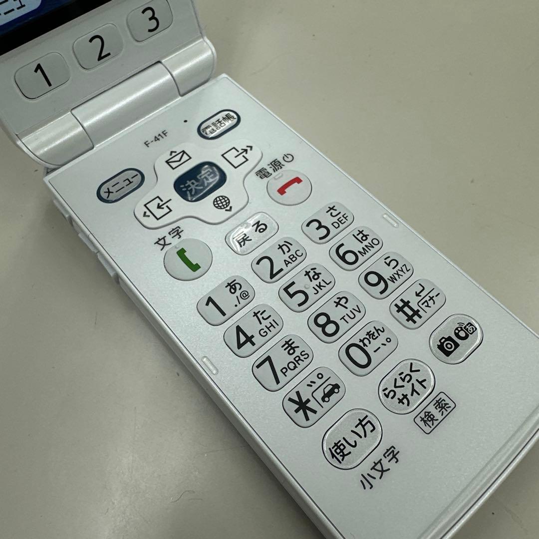 NTT docomo らくらくホン ホワイト