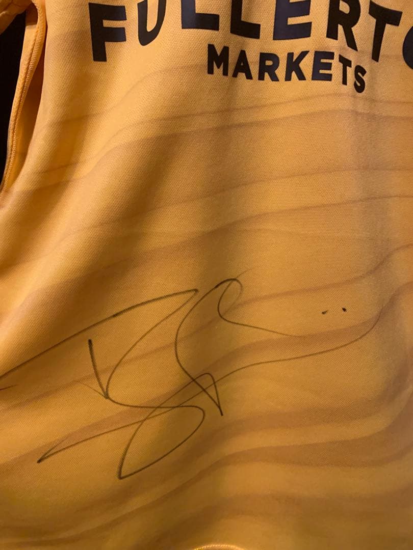 ラグビー　Hurricanes TJペレナラ選手サイン入りジャージ サイズM