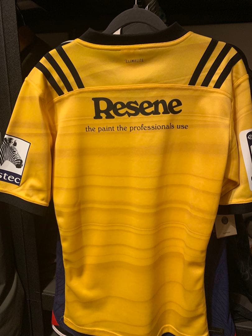 ラグビー　Hurricanes TJペレナラ選手サイン入りジャージ サイズM