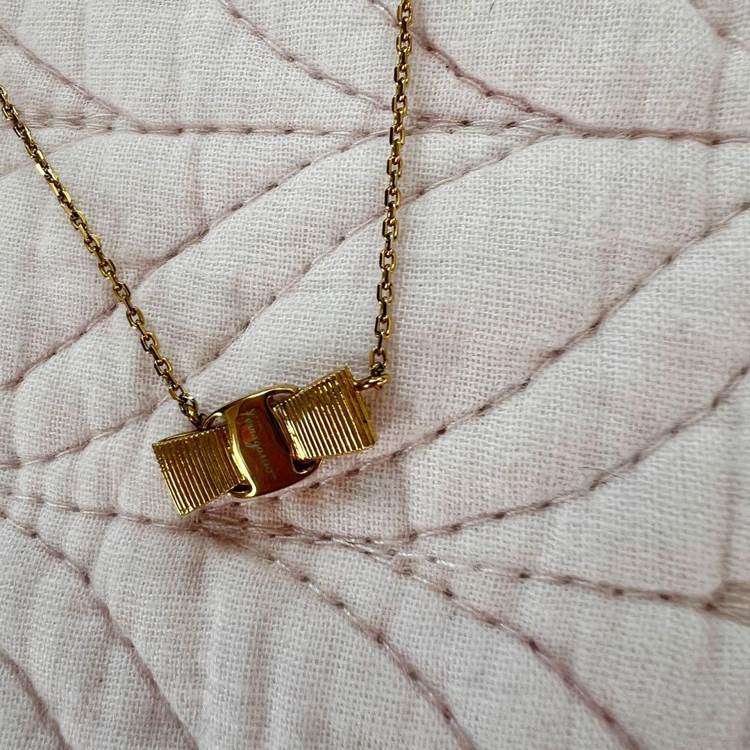 ミーナ　FERRAGAMO ゴールド リボンネックレス
