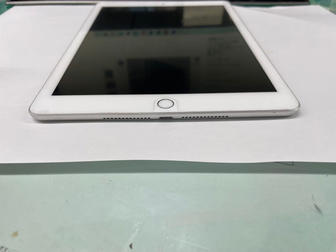 Apple iPad シルバー 本体　第6世代　Wi-Fiセルラー32GB