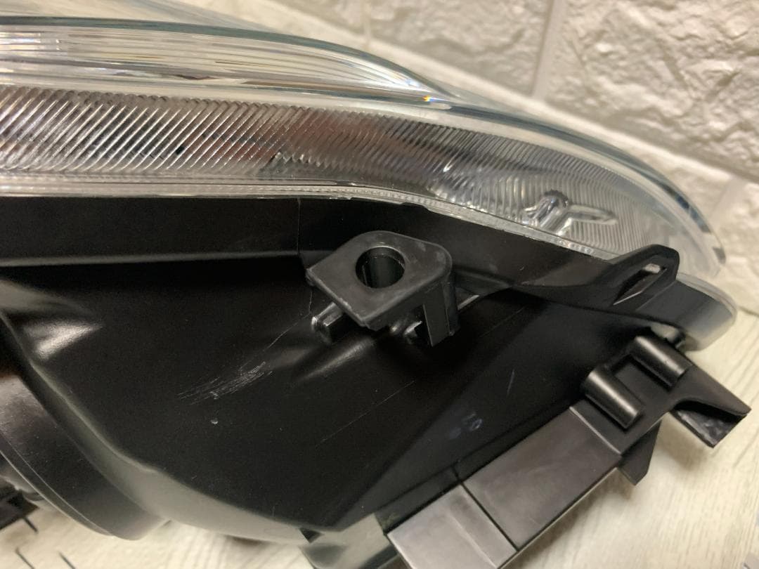 美しいオリジナルヘッドライト（左側）トヨタ プリウス ZVW30 ツーリング