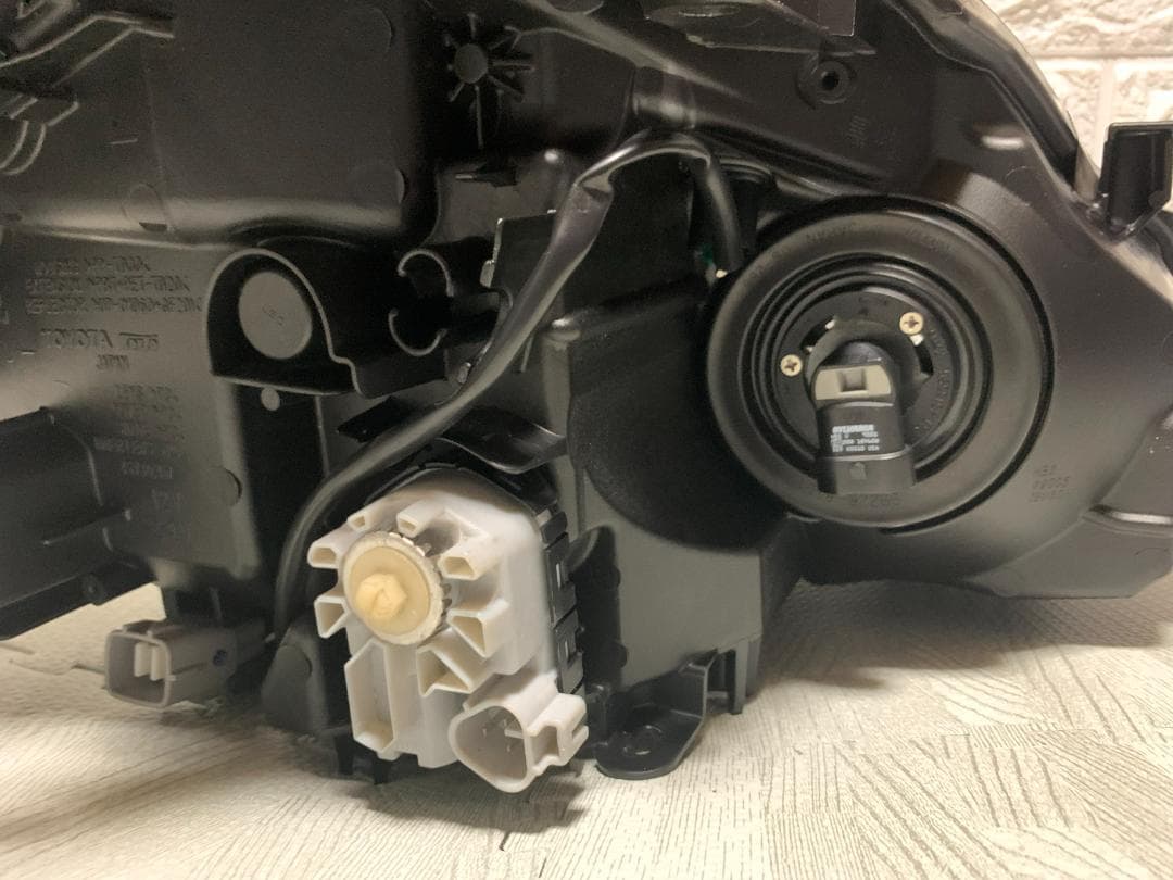 美しいオリジナルヘッドライト（左側）トヨタ プリウス ZVW30 ツーリング