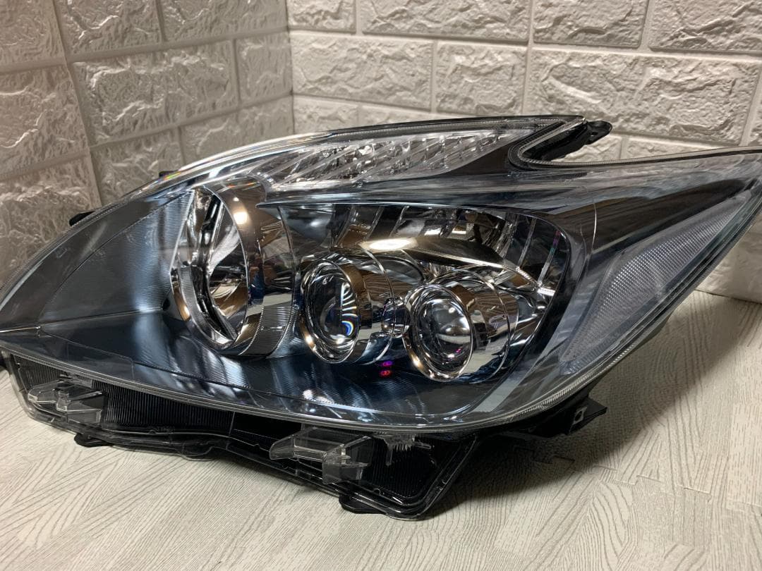 美しいオリジナルヘッドライト（左側）トヨタ プリウス ZVW30 ツーリング