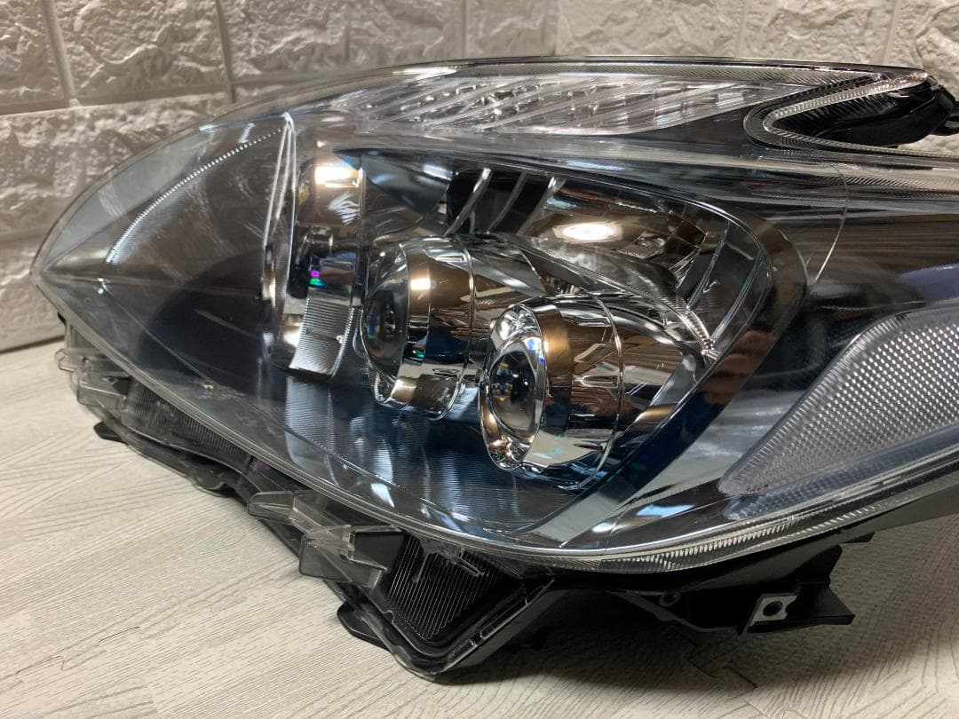 美しいオリジナルヘッドライト（左側）トヨタ プリウス ZVW30 ツーリング