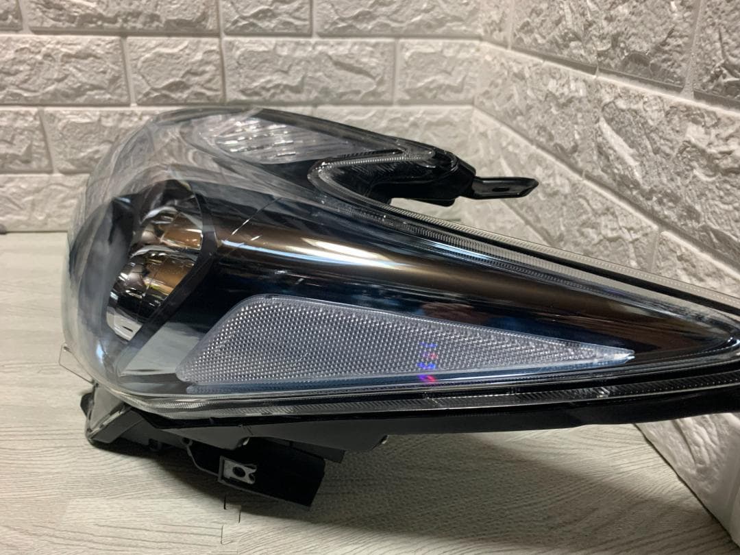 美しいオリジナルヘッドライト（左側）トヨタ プリウス ZVW30 ツーリング