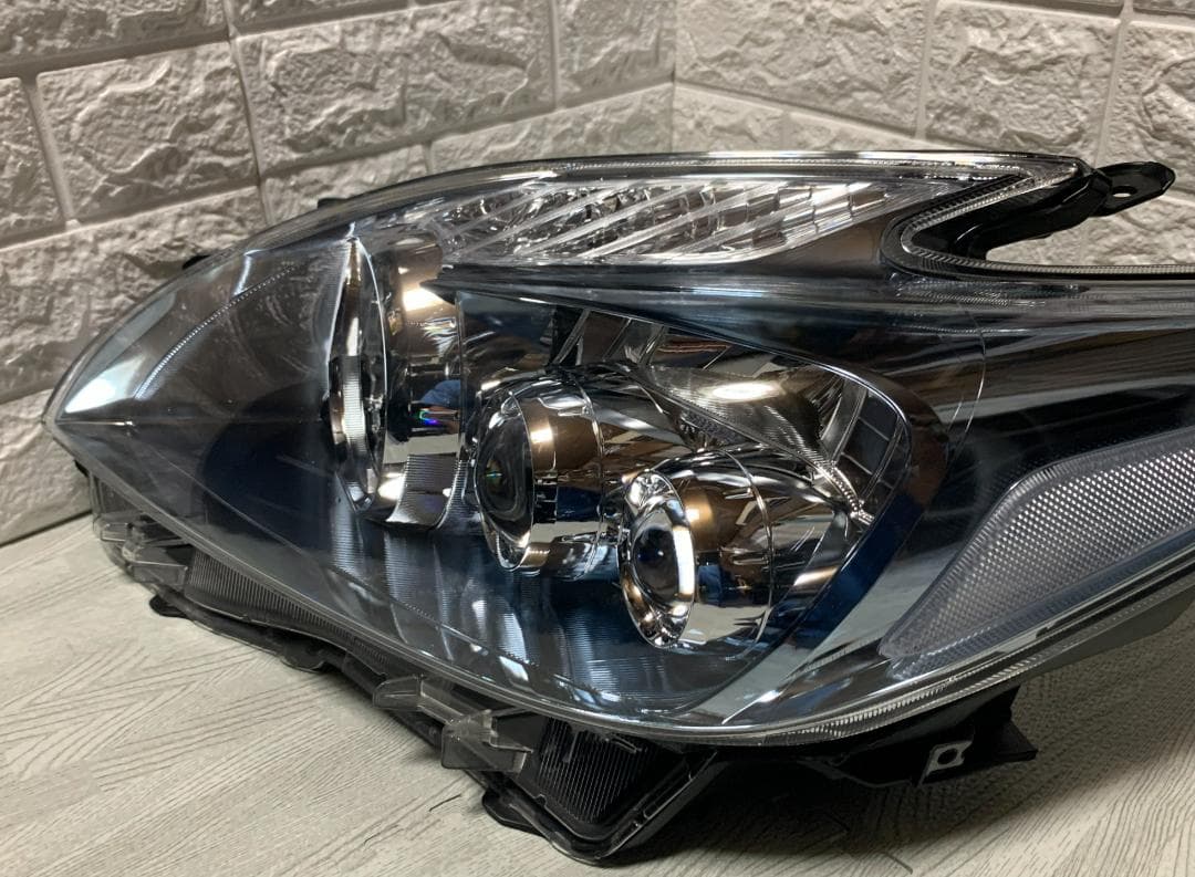 美しいオリジナルヘッドライト（左側）トヨタ プリウス ZVW30 ツーリング