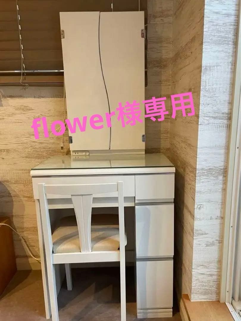 ホワイトドレッサー・三面鏡・LED付き♡ 【机のみ　※椅子は別で出品】