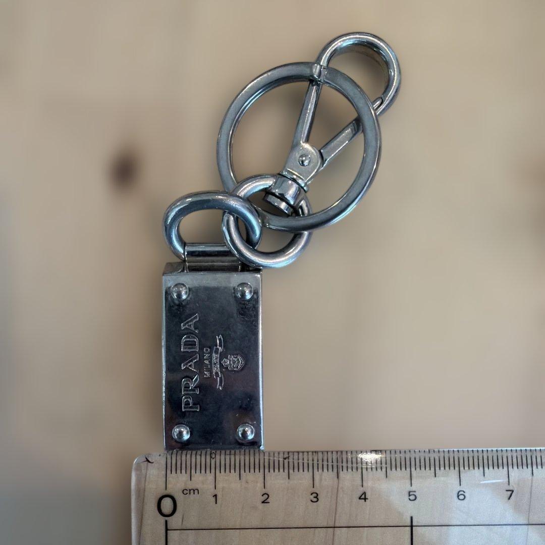 PRADA メタルキーホルダー ロゴ入り