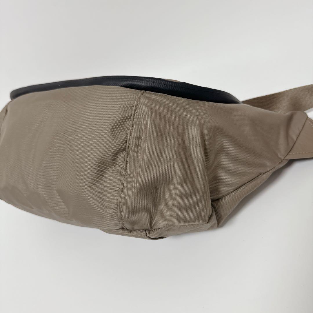 【24時間以内発送】イアパピヨネ　ボディバッグ　ベージュ