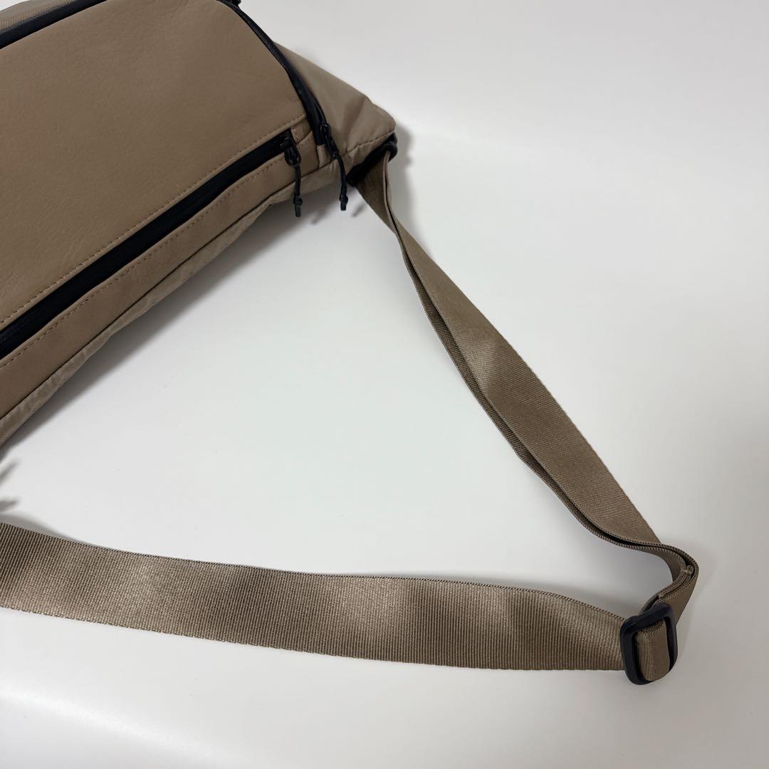 【24時間以内発送】イアパピヨネ　ボディバッグ　ベージュ