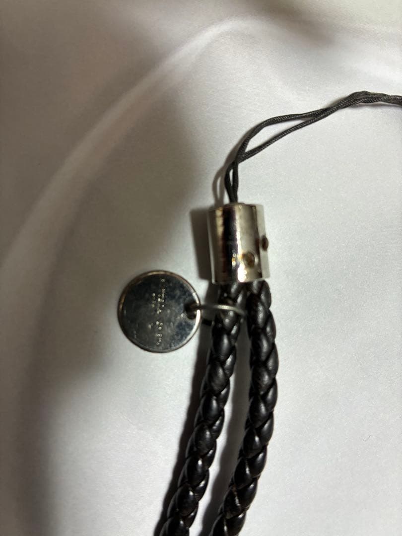 ボッテガ茶系の編み込みレザー ストラップ。長さ45cm