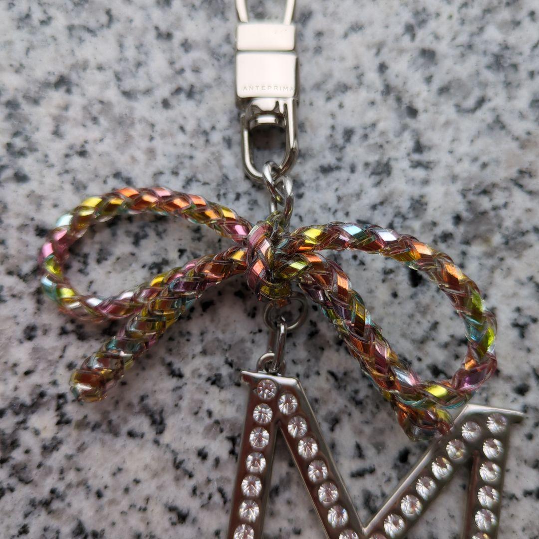 新品未使用　ANTEPRIMA Mイニシャルチャーム ストーン付き