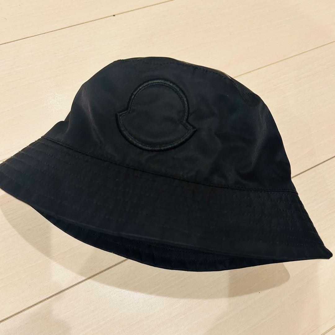 【半額以下】モンクレール 黒バケットハット ロゴ刺繍