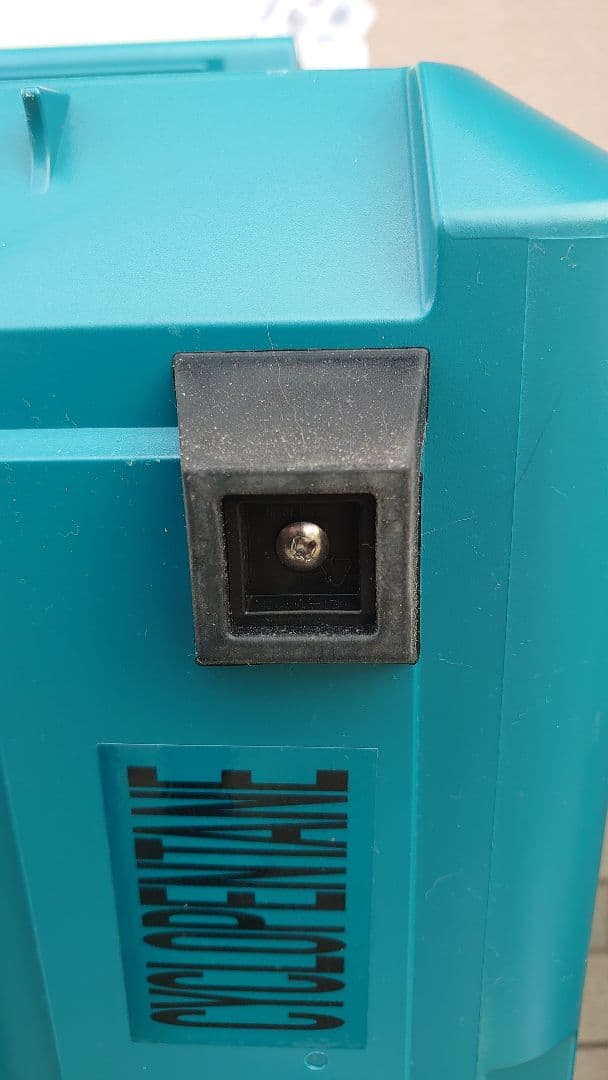 Makita CW180DZ 冷温庫