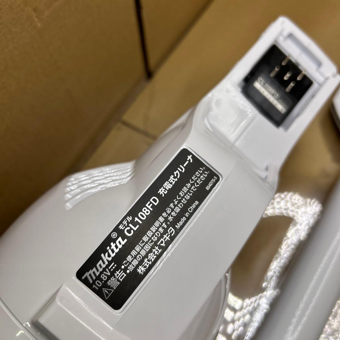 マキタ コードレス掃除機　CL108FDSHW