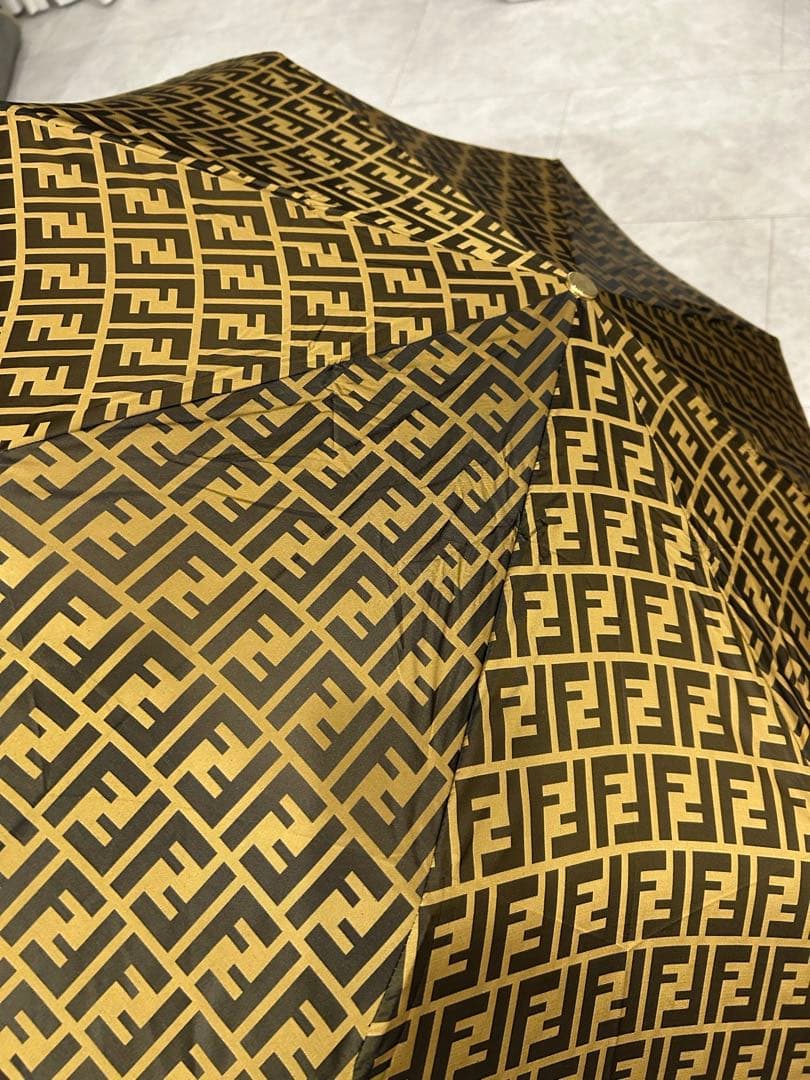 【人気】FDNDI フェンディ 折り畳み傘 ワンタッチ開閉 ズッカ 総柄