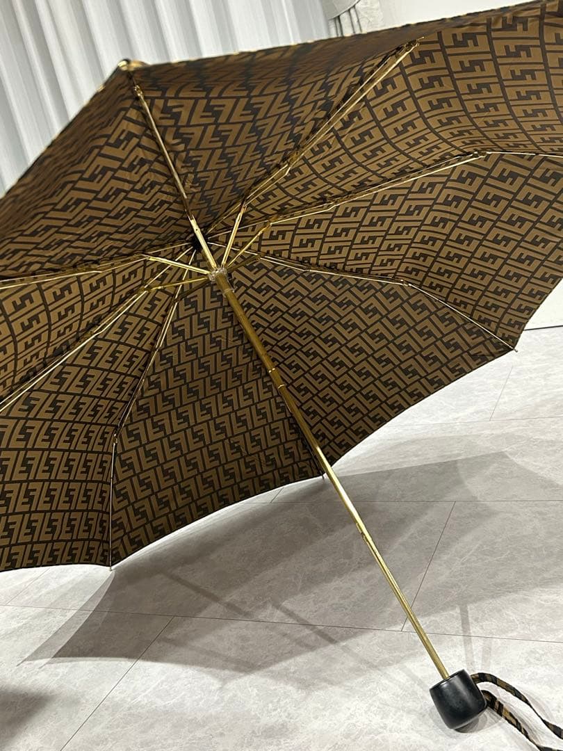 【人気】FDNDI フェンディ 折り畳み傘 ワンタッチ開閉 ズッカ 総柄