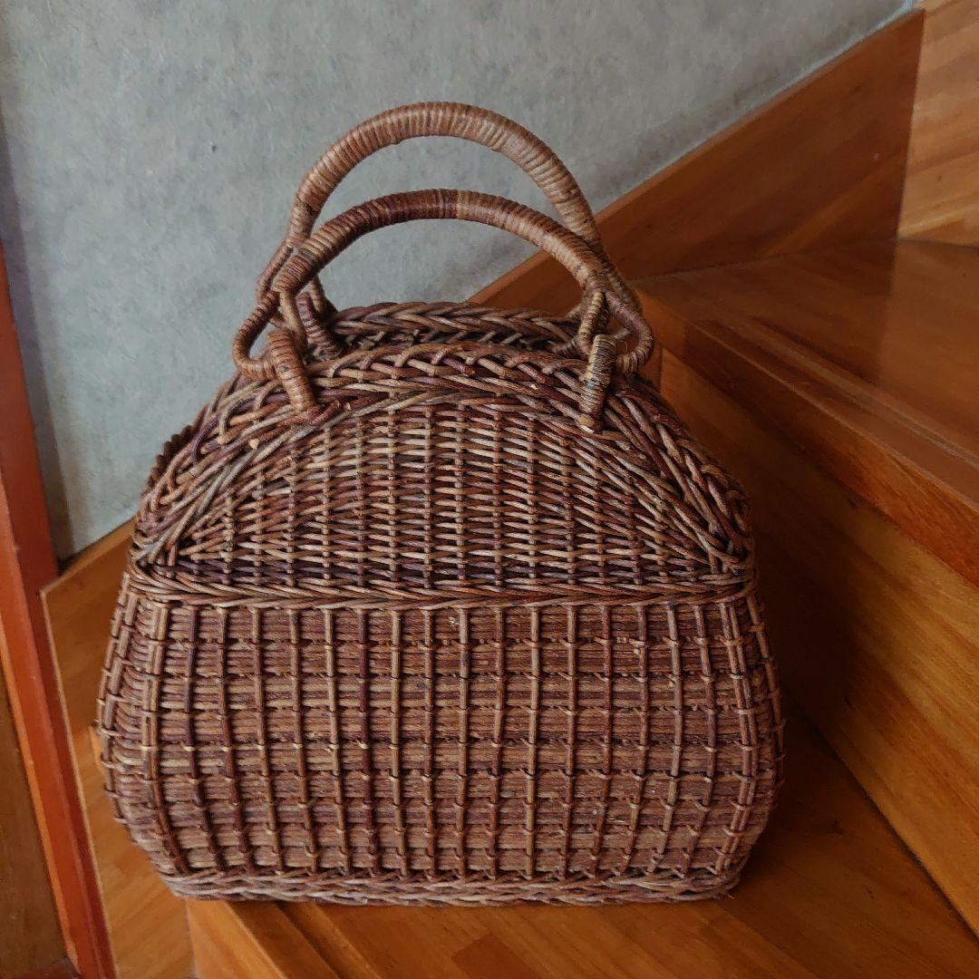 籐製ブラウンハンドバッグ