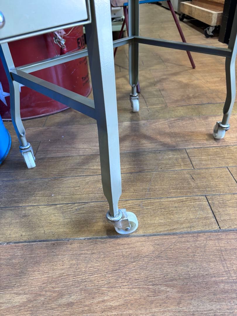 T8 ESSEN スチールデスク