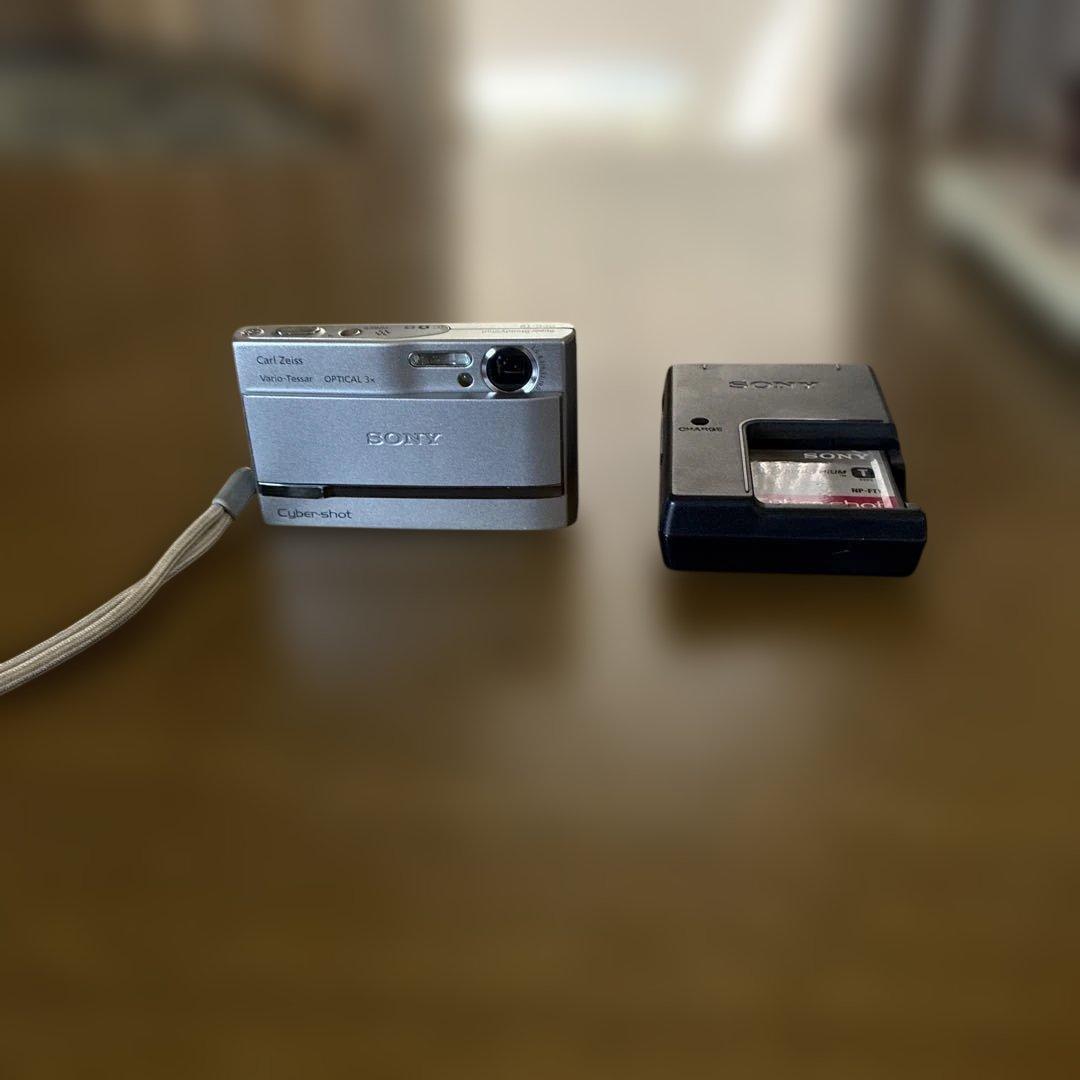 SONY Cyber-shot デジタルカメラ 本体と充電器