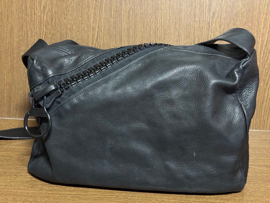 Kawa-Kawaビッグファスナー 本革 A4 斜め掛け ショルダーバッグ 黒