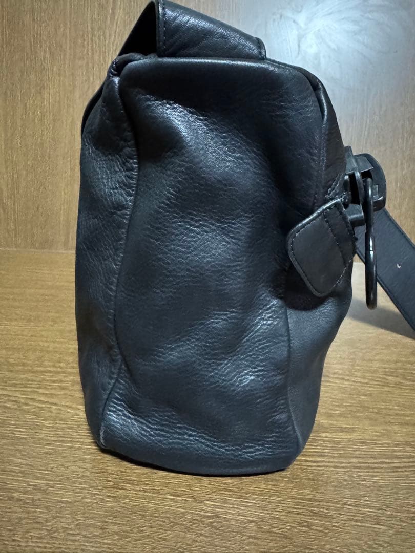 Kawa-Kawaビッグファスナー 本革 A4 斜め掛け ショルダーバッグ 黒