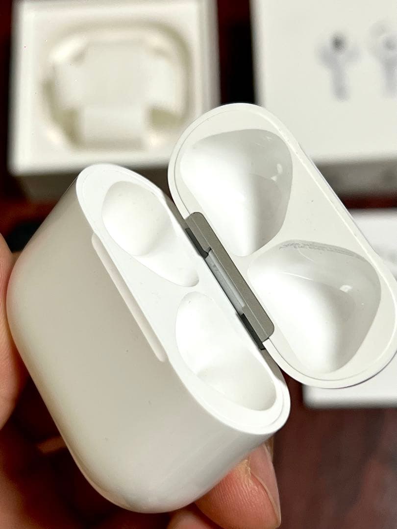 【らいとひかる 】Airpods 4 ANC無し。mxp63j/a