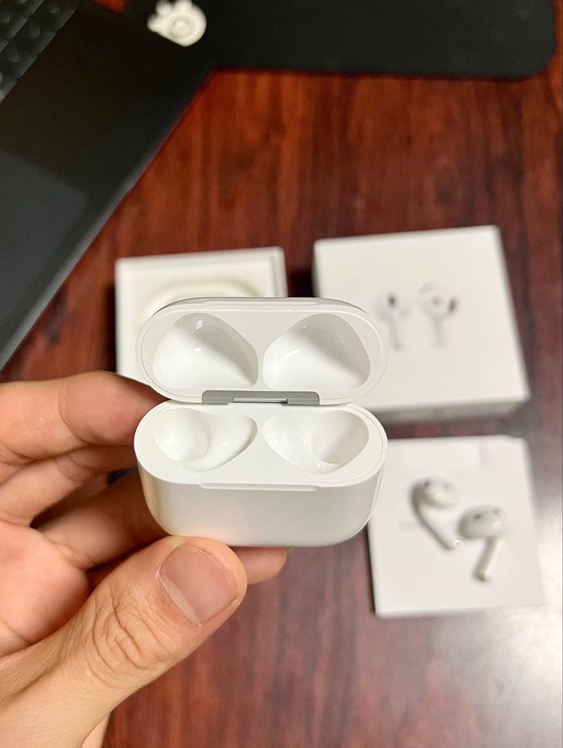 【らいとひかる 】Airpods 4 ANC無し。mxp63j/a
