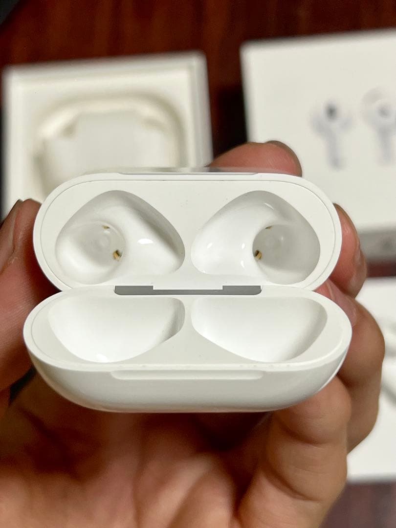 【らいとひかる 】Airpods 4 ANC無し。mxp63j/a
