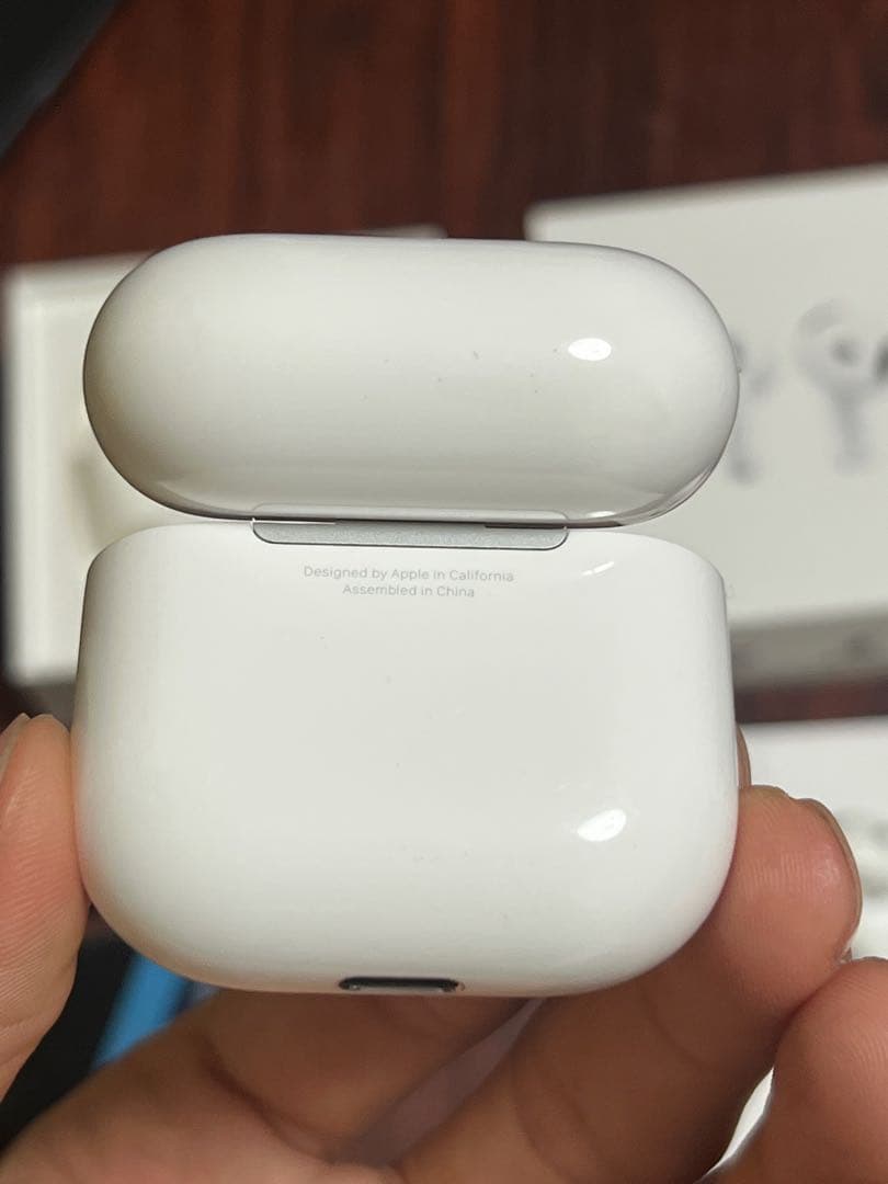 【らいとひかる 】Airpods 4 ANC無し。mxp63j/a