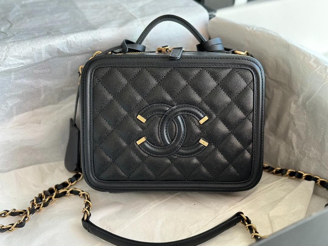 ブラックレザーショルダーバッグ