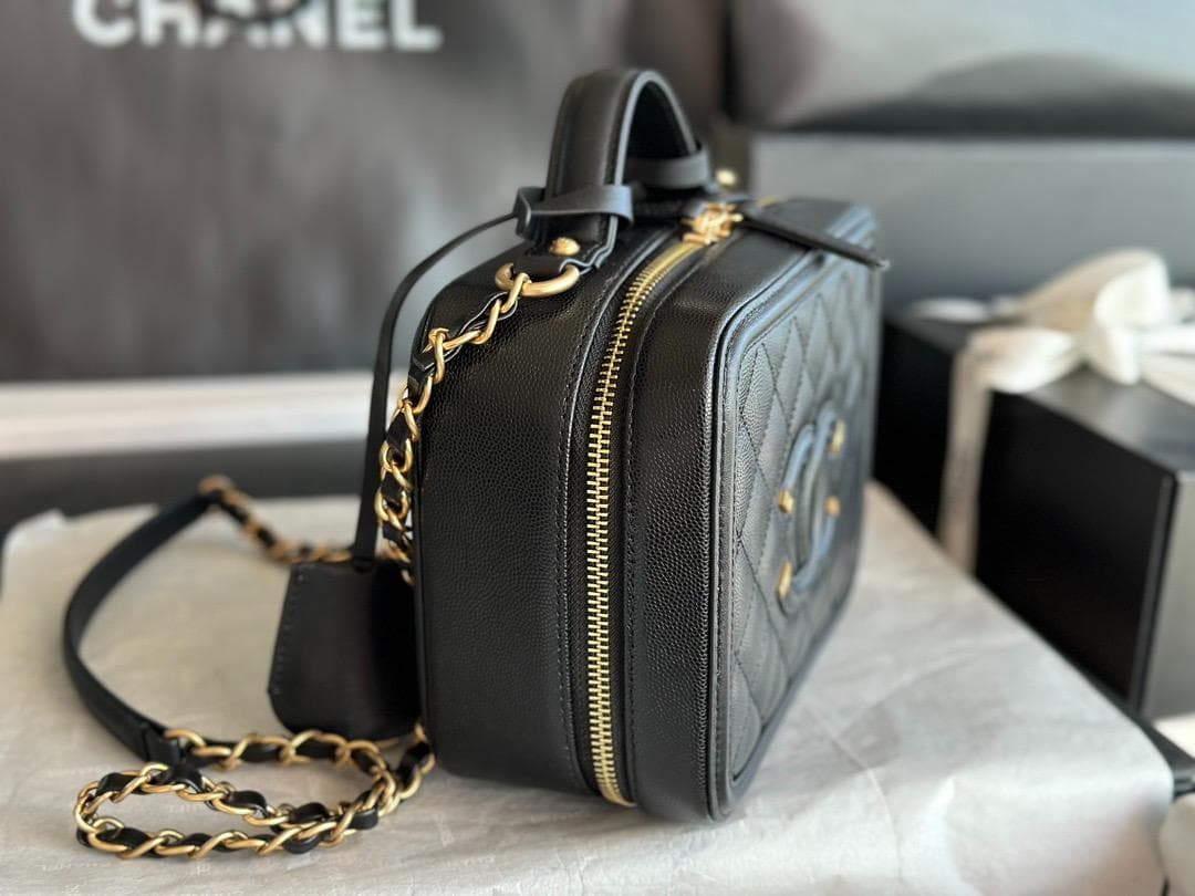 ブラックレザーショルダーバッグ