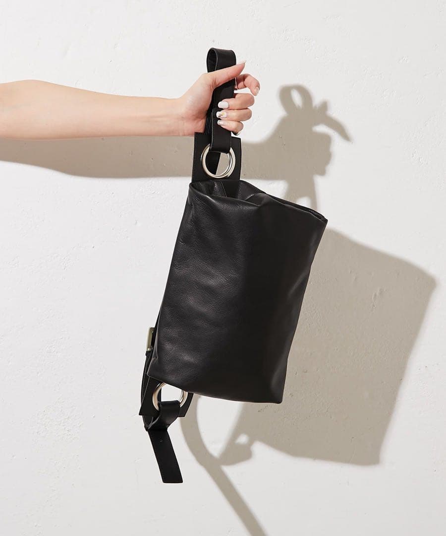 美品 カワカワ hatome ハトメ　ボディバッグ レザー ブラック