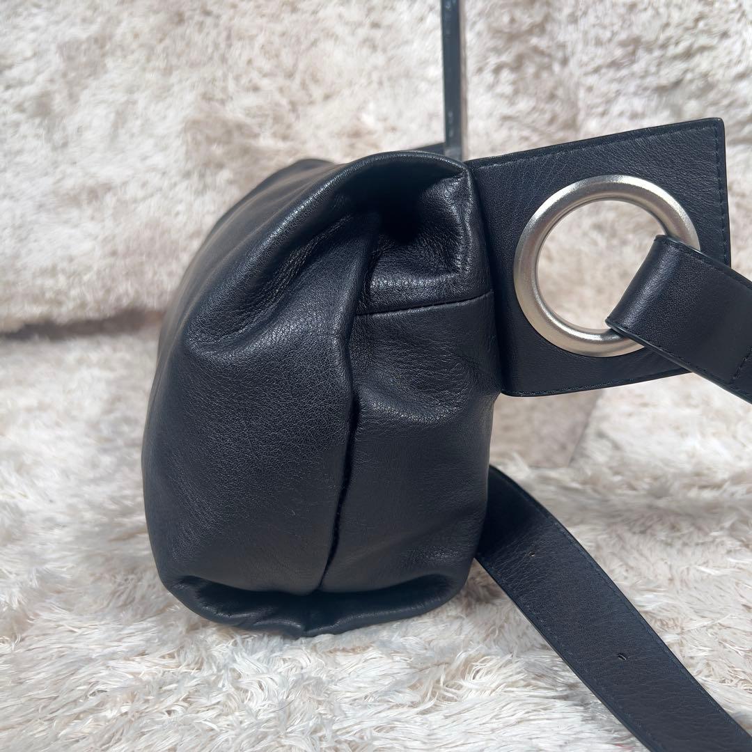 美品 カワカワ hatome ハトメ　ボディバッグ レザー ブラック